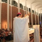 Dom José Negri, após ler a carta do Papa, apresenta ao povo na Catedral de Blumenau