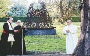 ESTÁTUA de Nossa Senhora Aparecida nos jardins do Vaticano