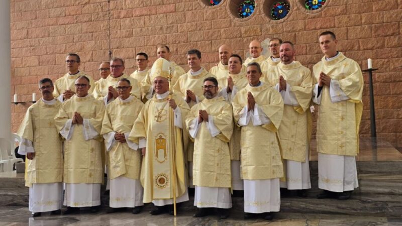 Bonitas fotos do verdadeiro acontecimento na Catedral São Paulo Apóstolo, Blumenau, na manhã deste sábado, 30 de novembro de 2024: 16 novos Diáconos Permanentes são ordenados pela imposição das mãos de Dom Rafael Biernaski, bispo diocesano