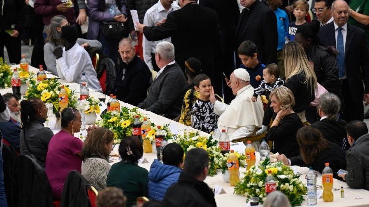 Dia Mundial dos Pobres – Papa almoçará com 1.300 pessoas carentes